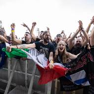 Stovky fanoušků Iron Maiden zaplnily stanici metra Letňany a zastřešené prostory v blízkém okolí už odpoledne, když se schovávaly před krátkým deštěm.