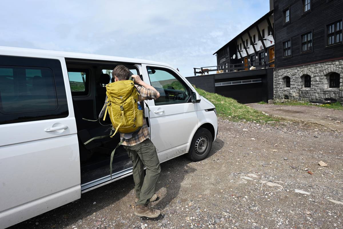 Majitelům boudy vadí systém, který vyžaduje povolenky pro vjezd.