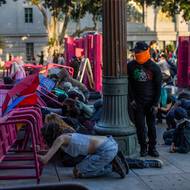 Demonstranti se kryjí za provizorními barikádami. Podle McDonnela se mezi nimi objevili i pravidelní agitátoři, kteří přicházejí na demonstrace s cílem rozdmýchávat nepokoje.