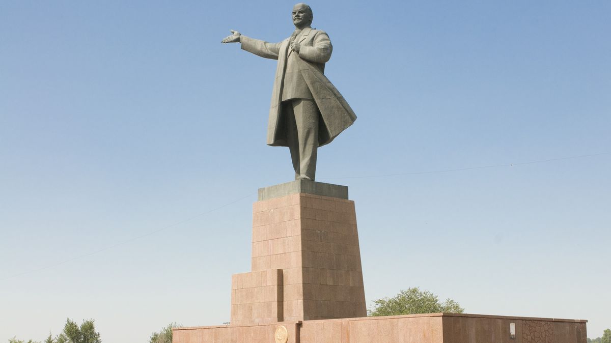 V Kyrgyzstánu sundali největší sochu Lenina ve Střední Asii