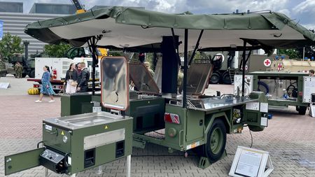 „Je to drahé, ale co máme dělat?“ říká Černochová k nákupům armádních kuchyní