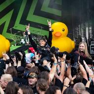 Při koncertu Alestorm byla energie v davu posluchačů nakažlivá. Mnozí skončili ve vzduchu a crowdsurfovali, jinými slovy se „projeli“ po davu.