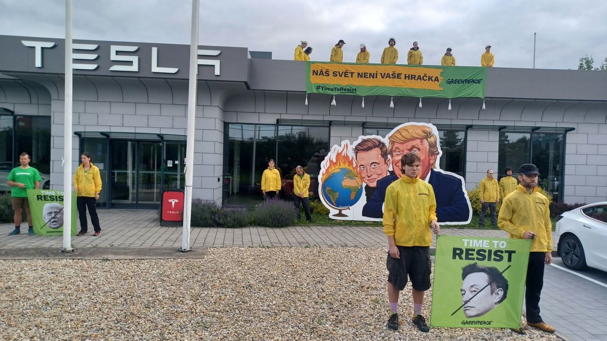 Greenpeace protestují na prodejně Tesla v Čestlicích proti Trumpovi a Muskovi