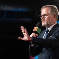 Petr Fiala vysvětluje a občas se i ohradí.