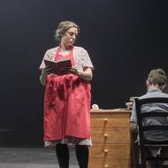 Veronika Lazorčáková jako babička a Teodor Sláma v roli chlapce.