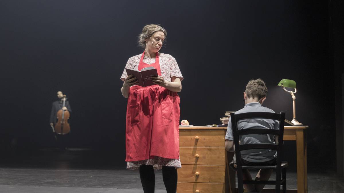 Veronika Lazorčáková jako babička a Teodor Sláma v roli chlapce.