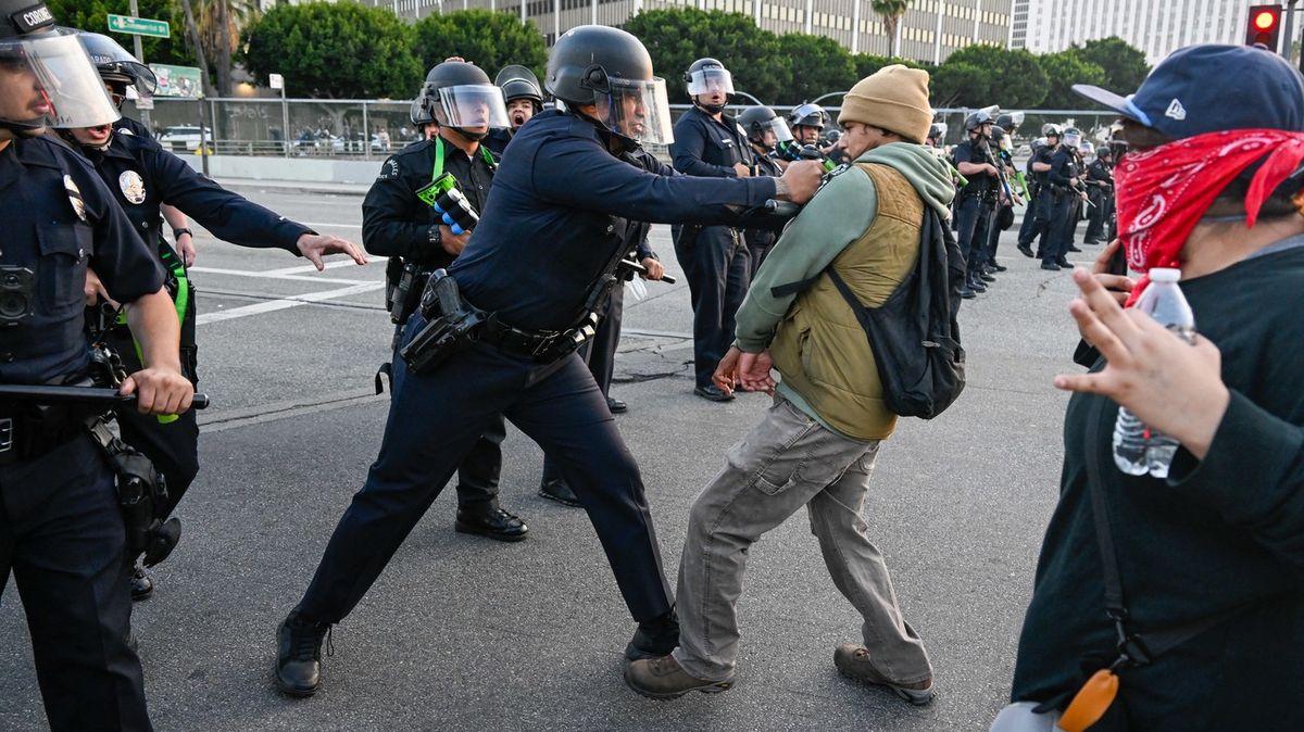 Policie v Los Angeles zatkla desítky lidí za porušení zákazu vycházení