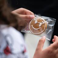 Kromě letáků rozdává i perník.