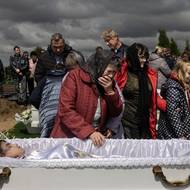Babička se loučí se svým 17letým vnukem Romanem Martyňukem, který byl zabit spolu se svými sourozenci Tamarou a Stanislavem při ruském leteckém útoku. Vyfoceno 28. května v Korostyšivu v Žytomyrské oblasti na Ukrajině.
