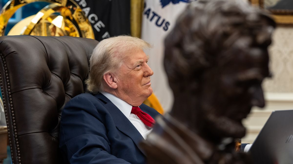 Trump žaluje Wall Street Journal a Ruperta Murdocha kvůli zprávě o Epsteinovi