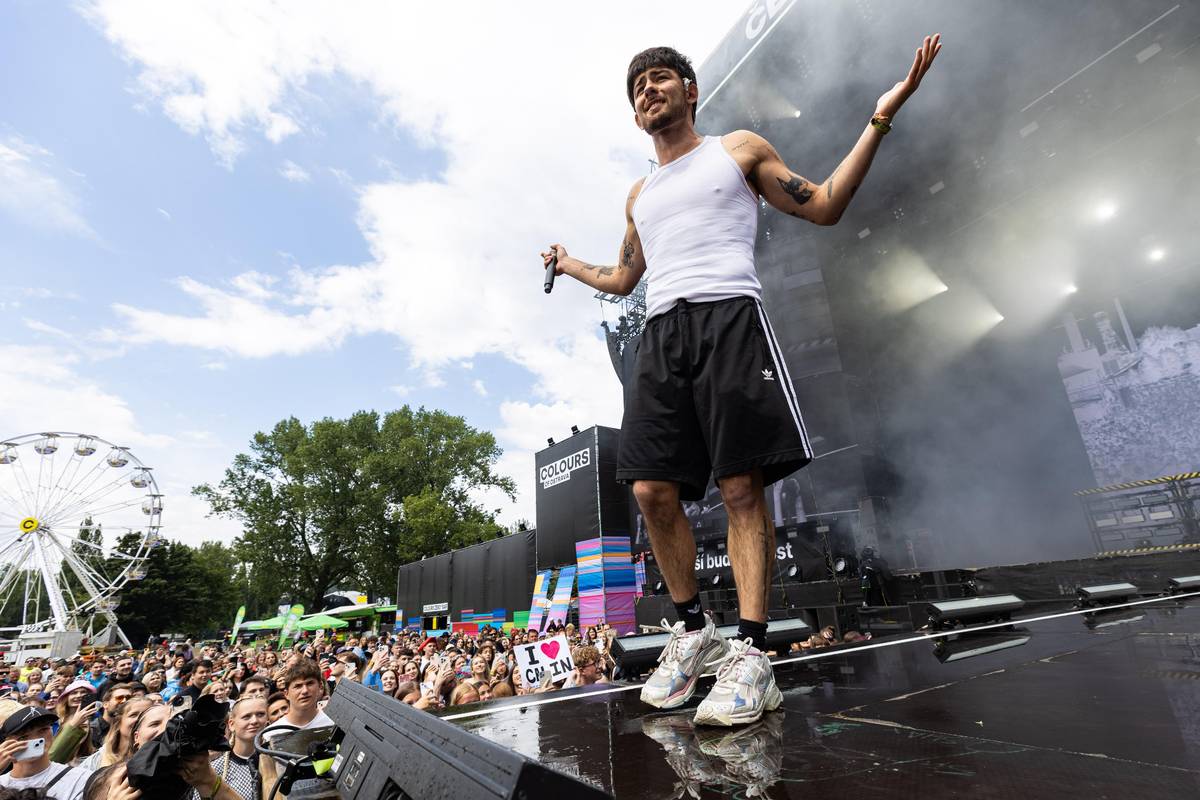 Brněnský zpěvák Calin ve čtvrtek na hlavní scéně Colours of Ostrava zahájil program druhého festivalového dne.