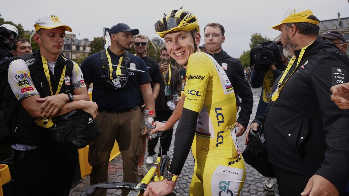 Pogačar počtvrté vítězem Tour de France. Poslední etapu ale ovládl van Aert