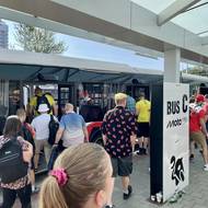 Naopak v neděli při hlavních závodech byla při slunečném dni dopravní situace mnohem plynulejší.