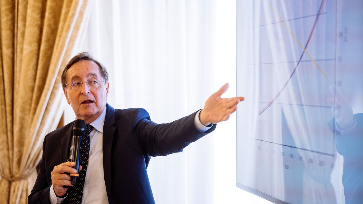 Exministr propaguje aplikaci proti rakovině. Nepoužívejte ji, varují jeho kolegové