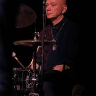 Bubeník Seb Rochford.