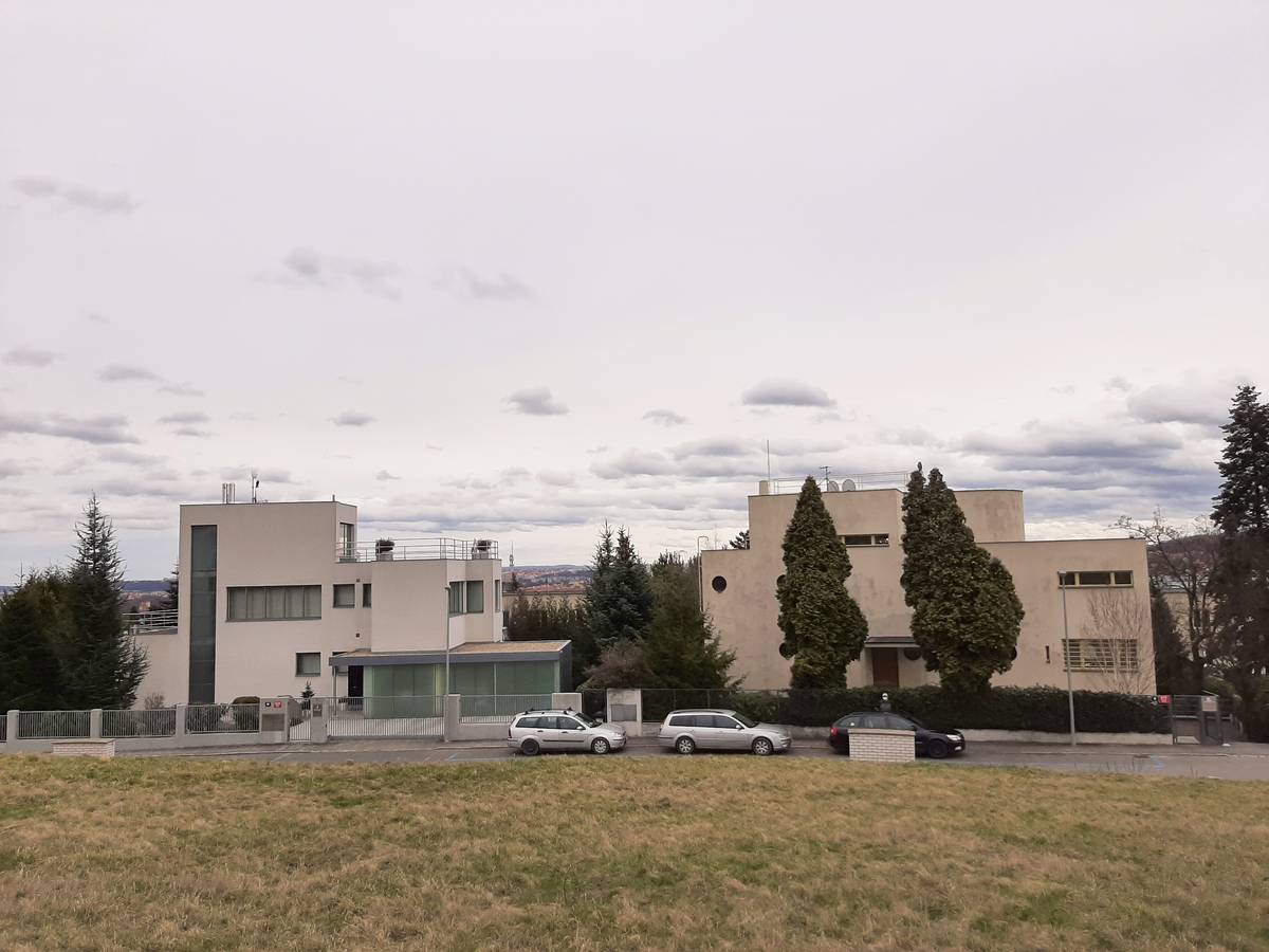 Vila Lídy Baarové (Neherovská č. 8), na snimku vpravo.