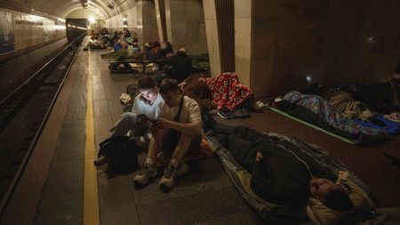 Metro je v noci přeplněné, říká obyvatelka Kyjeva o ruských útocích