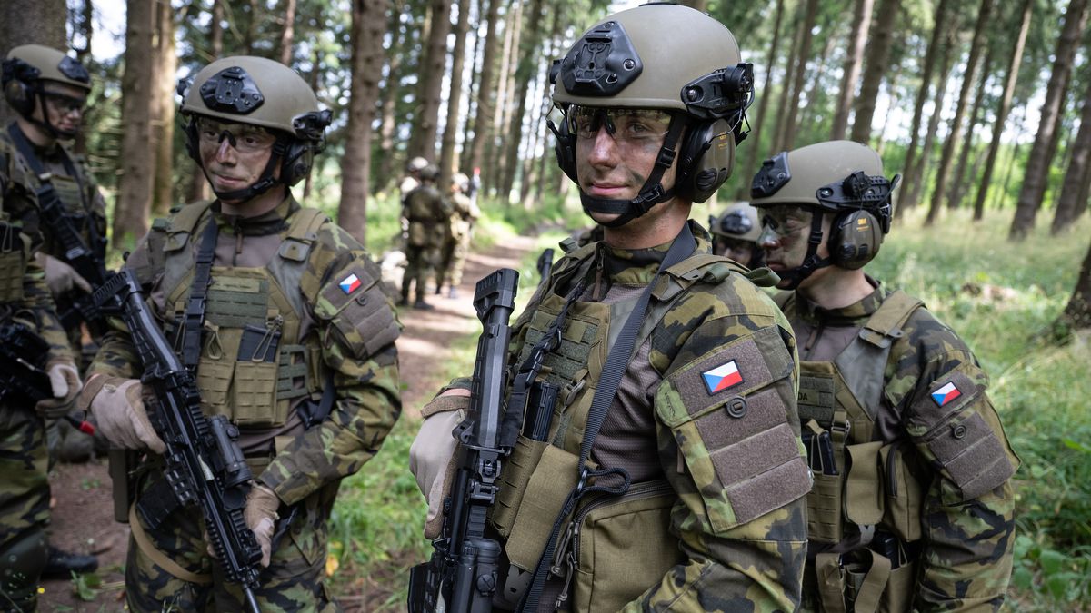 Vláda hledá cestu, jak umožnit teenagerům vojenský výcvik. Zájem o něj roste