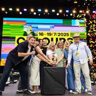 „Opět jsme tady spolu a já doufám, že si užijeme nejlepší festival na světě,“ zvolala odpoledne Holušová (třetí zprava) na hlavní scéně, když do davu vystřelila konfety.