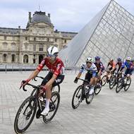 Trasa poslední etapy vedla v Paříži i kolem muzea umění Louvre.