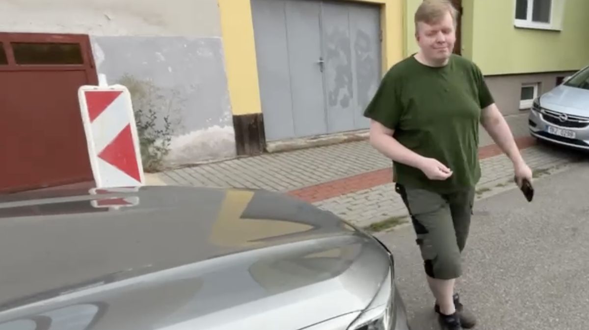 Video: Bitcoinový miliardář Jiřikovský se ukázal v Břeclavi. Před otázkami ujel