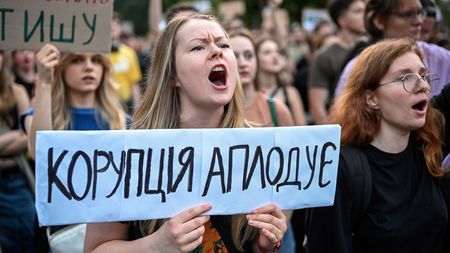 „Můj muž padl zbytečně, zklamal jste.“ Ukrajina protestuje proti Zelenskému