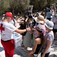 V Athénách pak bude v nejteplejší hodiny dne uzavřena Akropole kvůli bezpečnosti zaměstnanců i návštěvníků.

(Athény, Řecko, 22. července.)