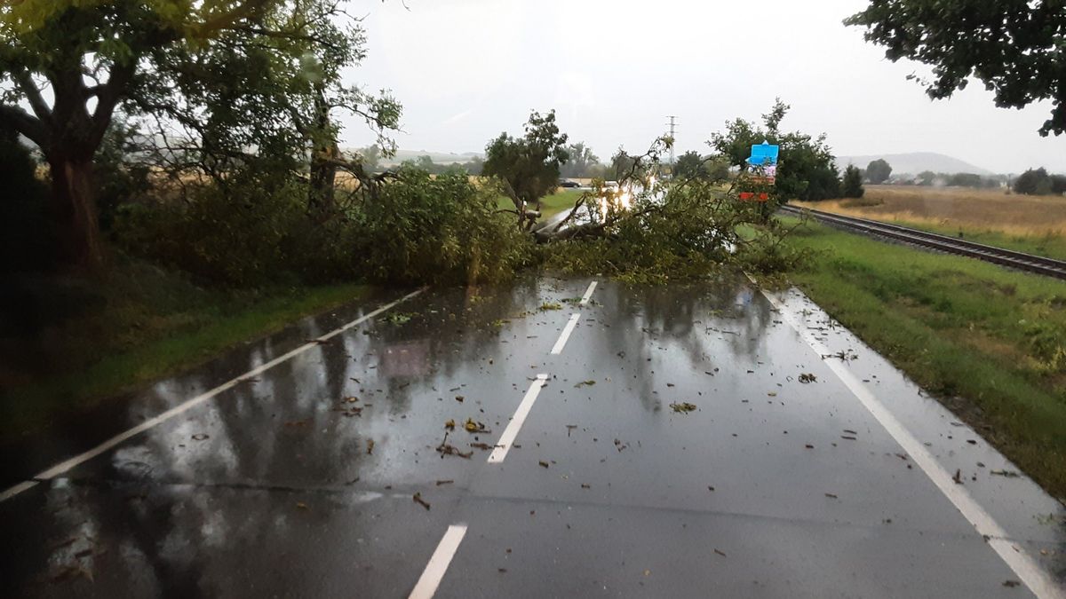 Olomouckým a Zlínským krajem prošly bouřky, hasiči měli desítky výjezdů