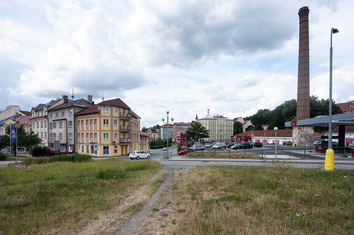 ...dvě parkoviště, dva vedle sebe stojící supermarkety a benzinová pumpa.