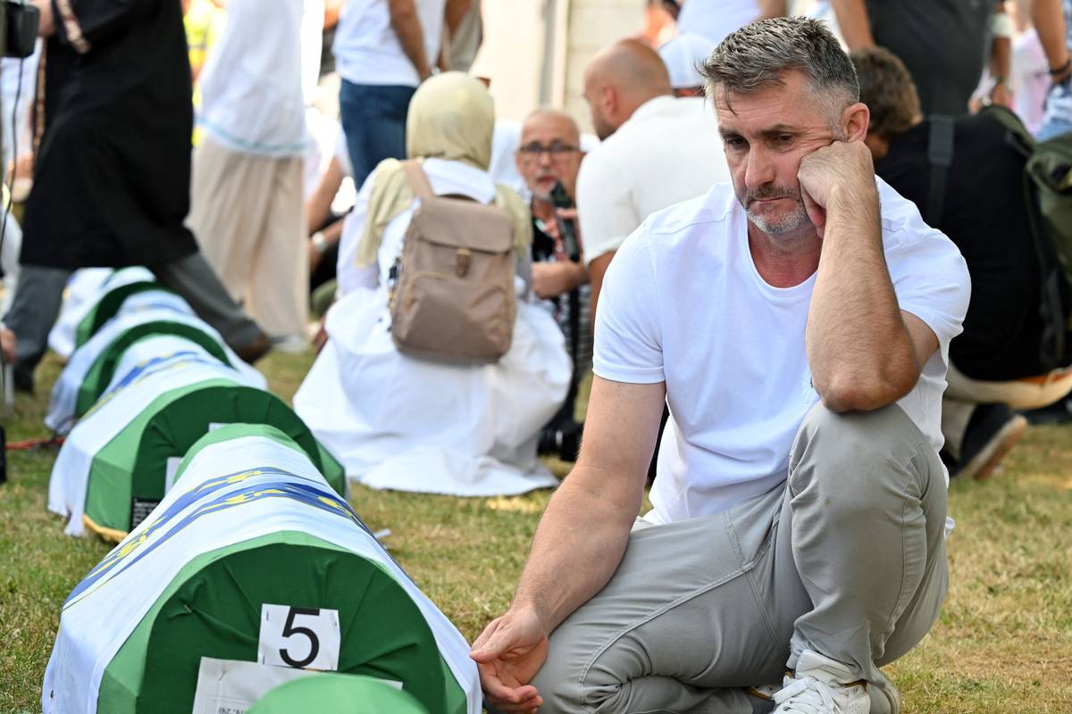 Tisíce obyvatel Bosny se v pátek sešly na hřbitově nedaleko Srebrenice, aby si připomněly 30. výročí dobytí této enklávy, která byla vyhlášena bezpečnou zónou OSN. (11. července 2025)