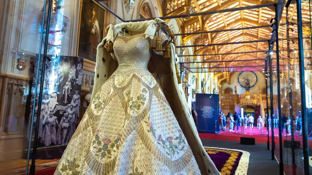 Buckinghamský palác vystaví oblečení a šperky královny Alžběty II.