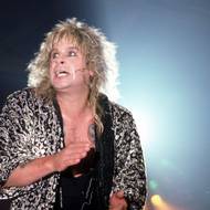 Za slávu a bohatství však Osbourne zaplatil vysokou cenu. Koncem 70. let byl coby práce neschopný schizofrenik se závislostí na alkoholu a drogách ze skupiny vyhozen.