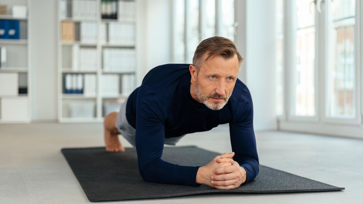 Jak cvičit po padesátce? Posilování je důležitější než běh nebo jízda na kole