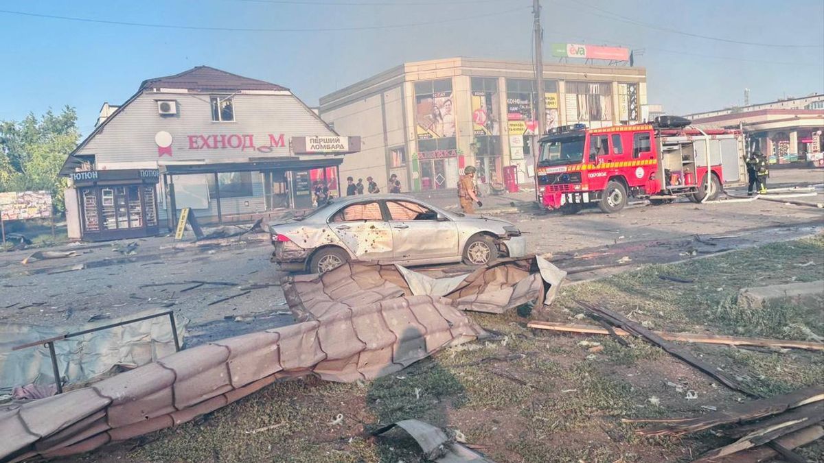 Dva lidé zemřeli po ruském úderu na nákupní centrum na východě Ukrajiny