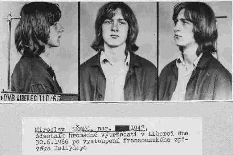 Fotografie zadržených po koncertu Johnnyho Hollydaye v červnu 1966.