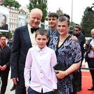 Mezi hosty na červeném koberci karlovarského festivalu měl v sobotu největší ohlas herec Stellan Skarsgård s rodinou.