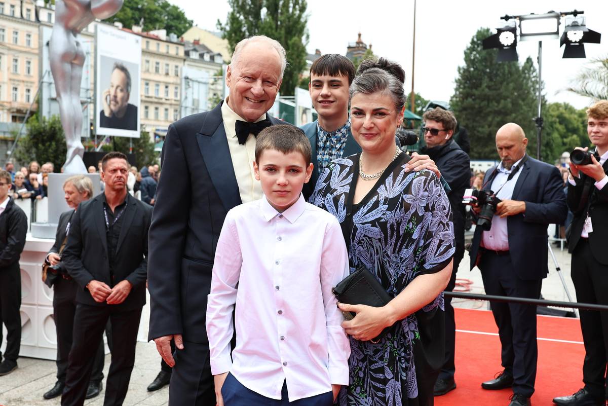 Mezi hosty na červeném koberci karlovarského festivalu měl v sobotu největší ohlas herec Stellan Skarsgård s rodinou.