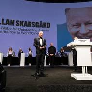 A zde už Stellan Skarsgård přebírá Křišťálový glóbus za mimořádný umělecký přínos světové kinematografii.