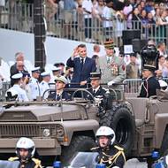 Vojenská přehlídka se koná jen den poté, co Macron oznámil rozsáhlé investice do francouzské armády. „Od roku 1945 nebyla svoboda nikdy tak ohrožena, nikdy tak vážně,“ řekl Macron v tradičním projevu prezidenta k armádě v předvečer státního svátku. (Macron během slavnostního průvodu, 14. července).