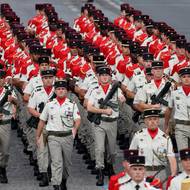 Na snímku příslušníci francouzského 68e Regiment d'Artillerie d'Afrique (68e RAA), Champs-Elysées v Paříži, 14. července.