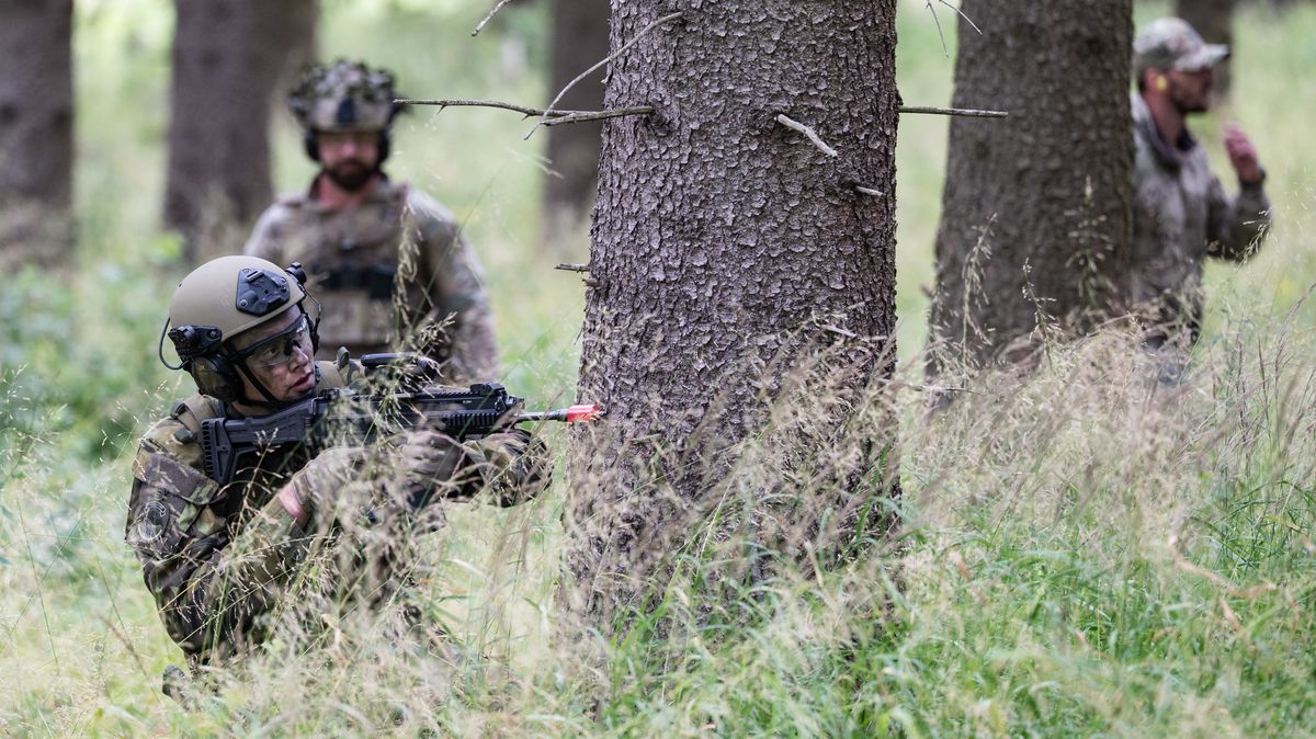 Budíček v pět, zbraň neustále u sebe. Středoškoláci cvičí s armádou