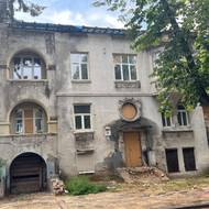 Dům zasažený při útoku na Lvov loni 4. září, tedy v první školní den.