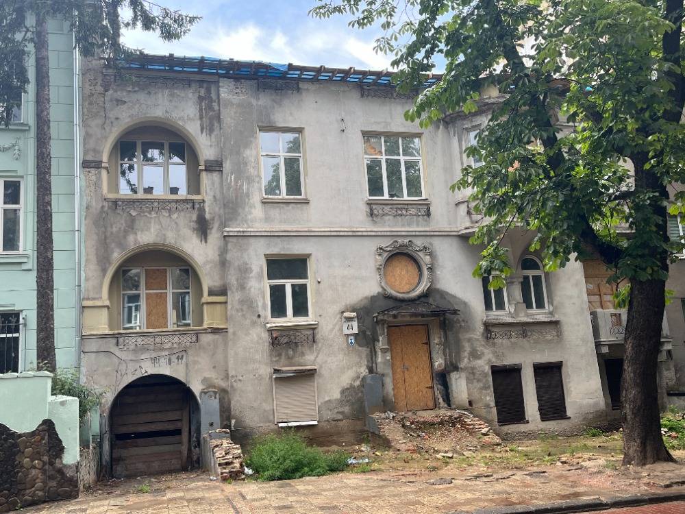 Dům zasažený při útoku na Lvov loni 4. září, tedy v první školní den.