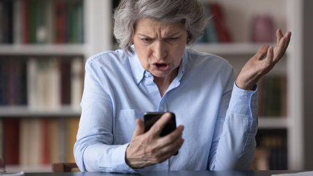 „Už do tohohle světa nepatřím.“ Třetina seniorů je digitálně vyloučená 