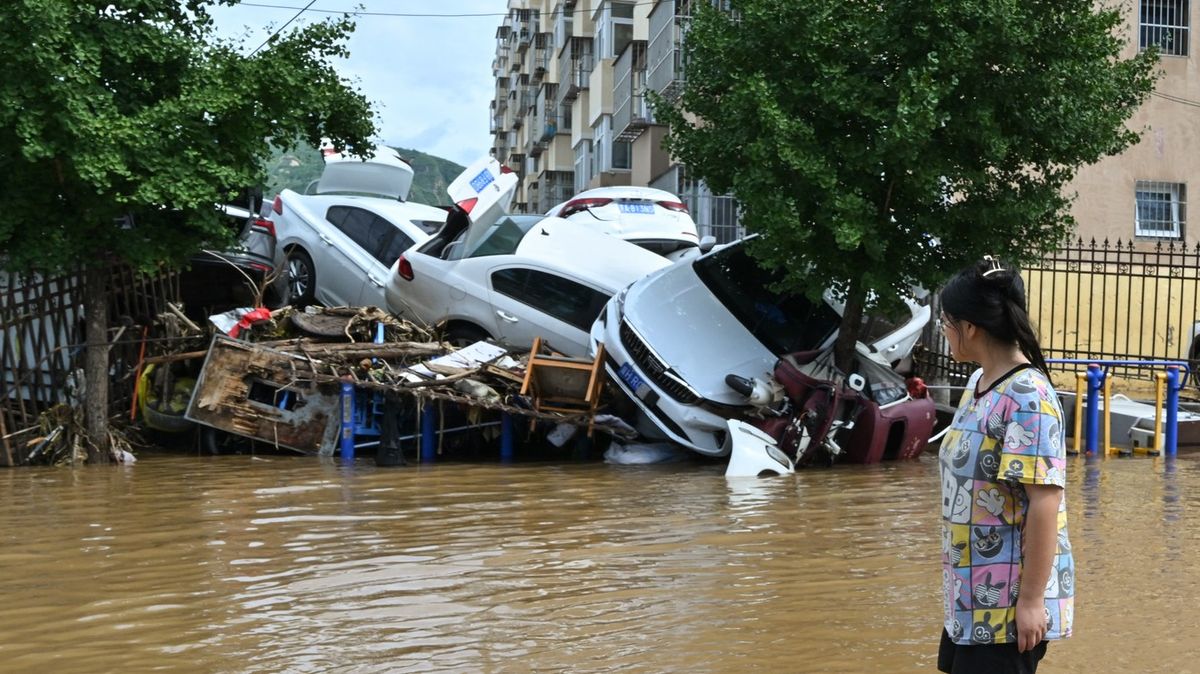 Povodeň, jaká je jednou za sto let. Hrozba pro Peking ještě nepominula