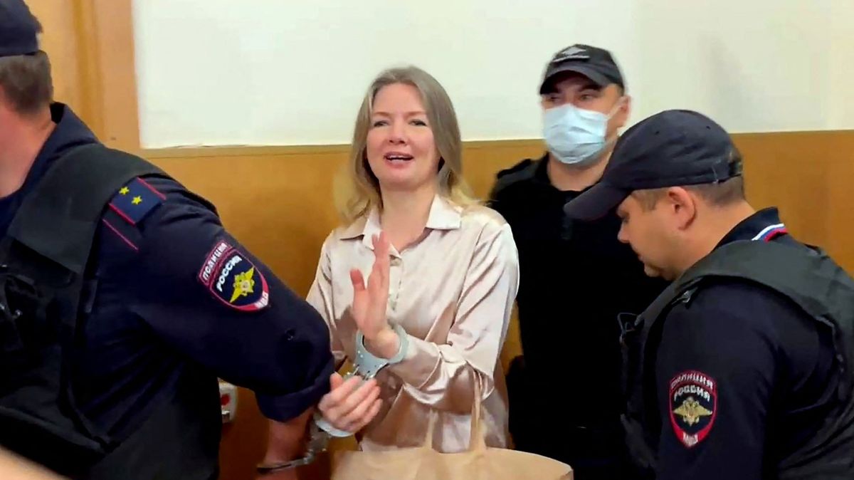 Ruský soud poslal na 12 let do vězení novinářku za spolupráci s Navalným
