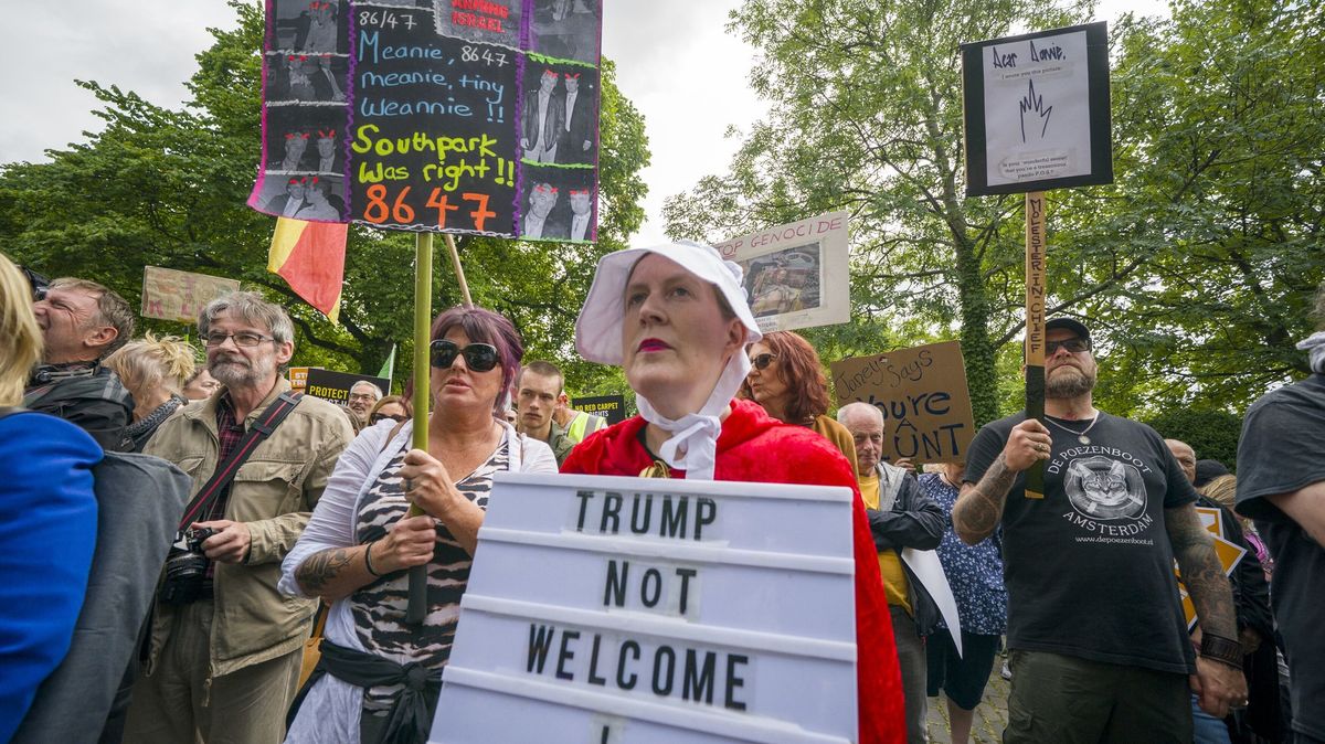 Trumpovu hru golfu ve Skotsku doprovázely protesty a přísné hlídky
