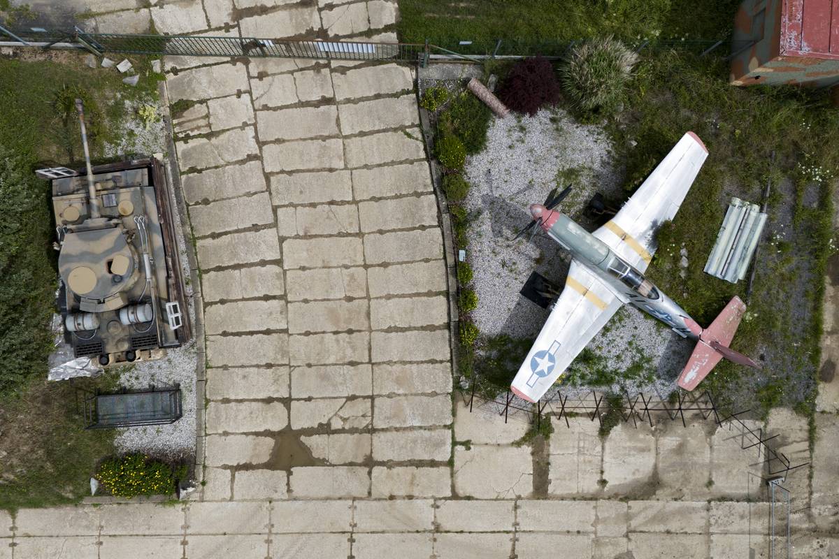 ...tanky a filmová maketa letounu Curtis P-40.