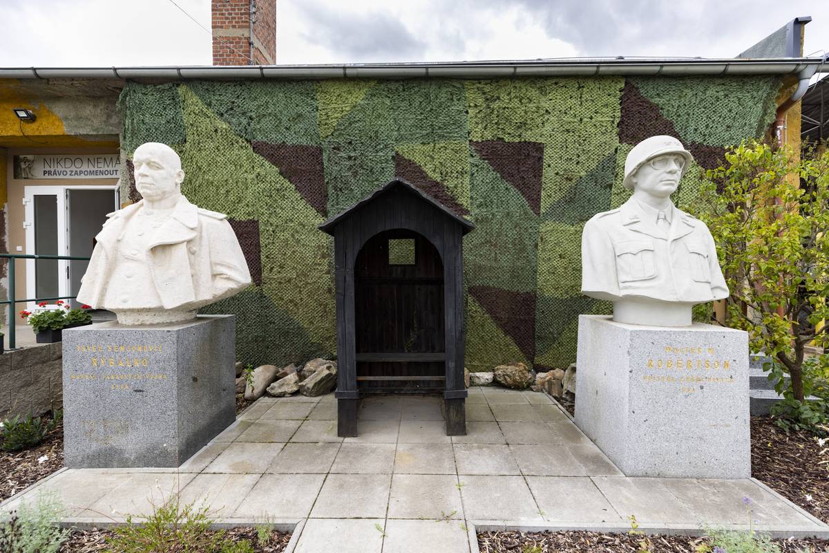 Demarkační linie: sovětský tankový maršál Rybalko a americký generál Robertson.