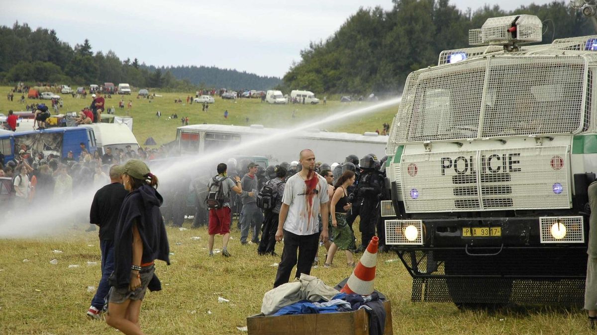 Foto: Před 20 lety začal CzechTek, který nechal Paroubek drsně rozehnat